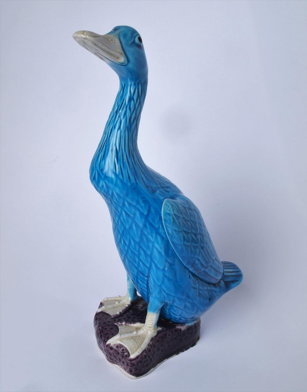 PATO EN PORCELANA ESMALTADA AZUL.