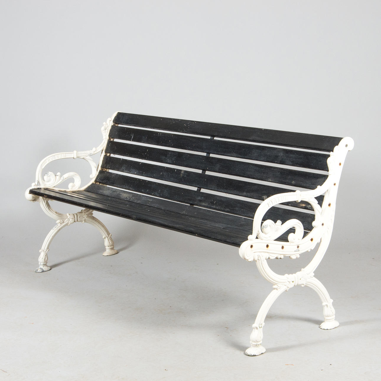 GARTENSOFA, Byarum, weiß lackiert mit Holzlatten.