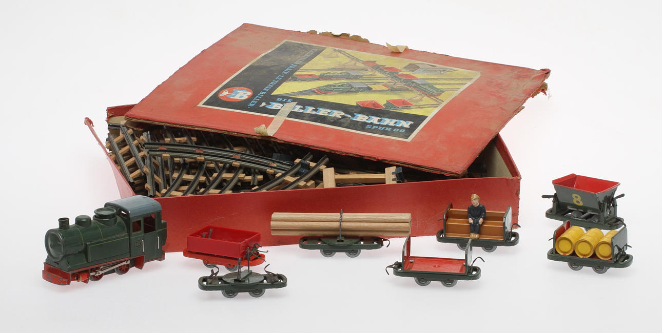 MODELLTÅG BILLER-BAHN i originalkartong samt FLEISCHMANN-lok och 5 olika vagnar med mera.