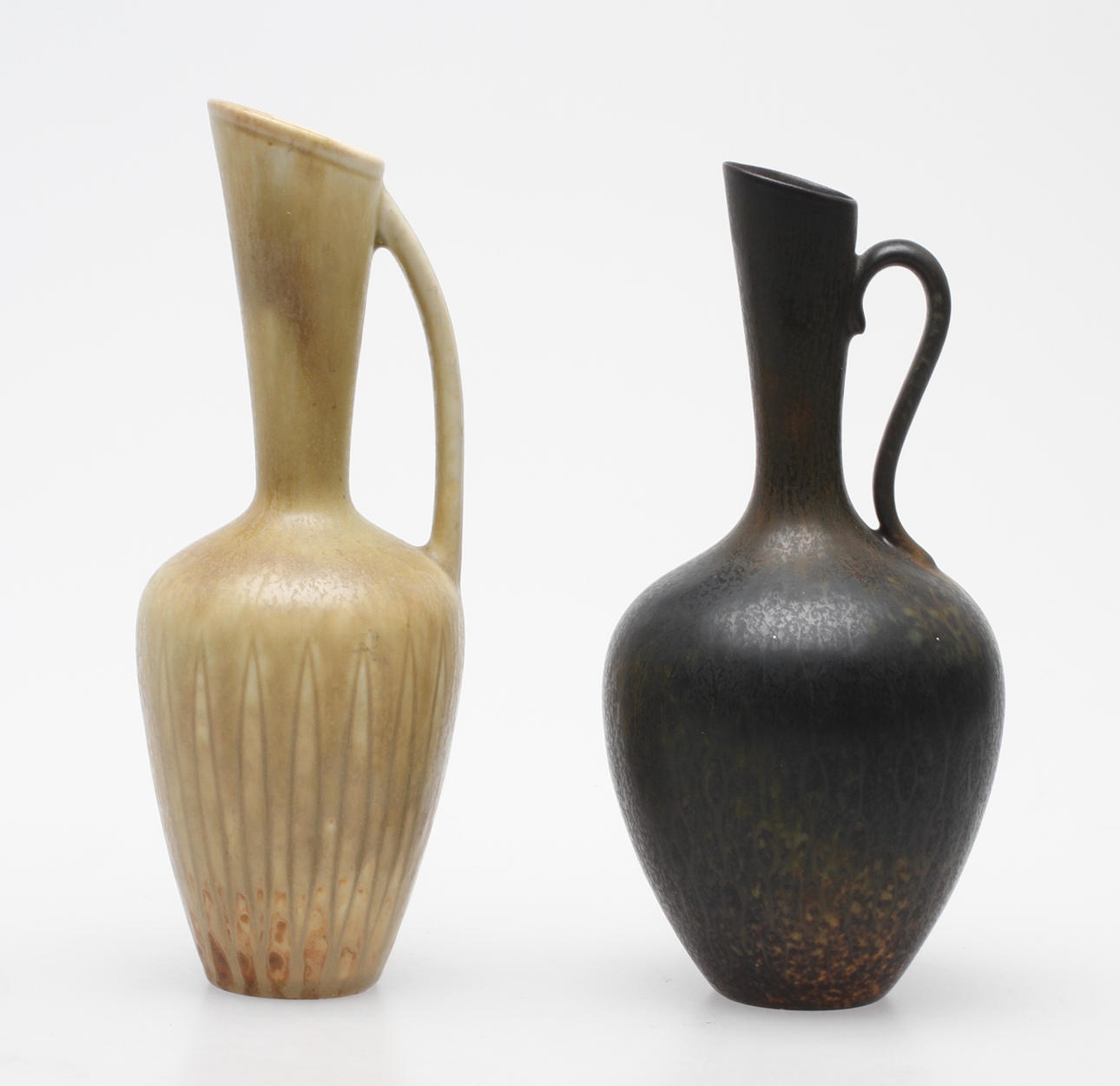 HÄNKELVASER, 2 st, stengods, Gunnar Nylund, Rörstrand, 1960-tal.