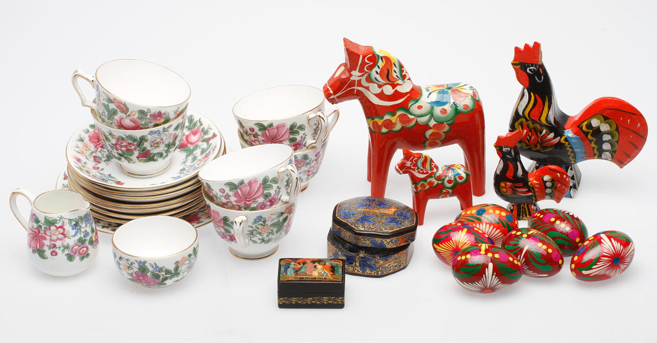 TRÄFÖREMÅL, 11 delar, bl.a. Ryssland samt SERVISDELAR, 8 delar, England.