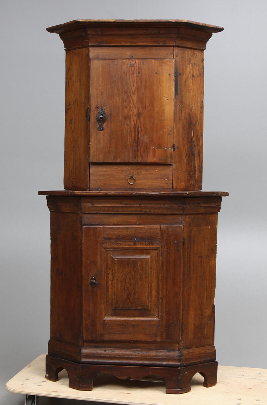 Hörnskåp, allmoge, 1700 tal.