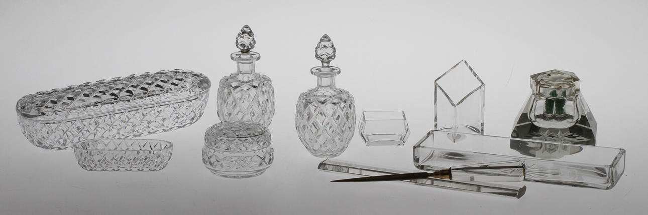 TOALETTBORDSUPPSATS samt SKRIVBORDSUPPSATS, glas, 1900-tal.