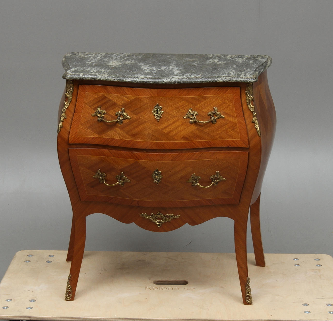 BYRÅ, med stenskiva, rokokostil, 1900-tal.