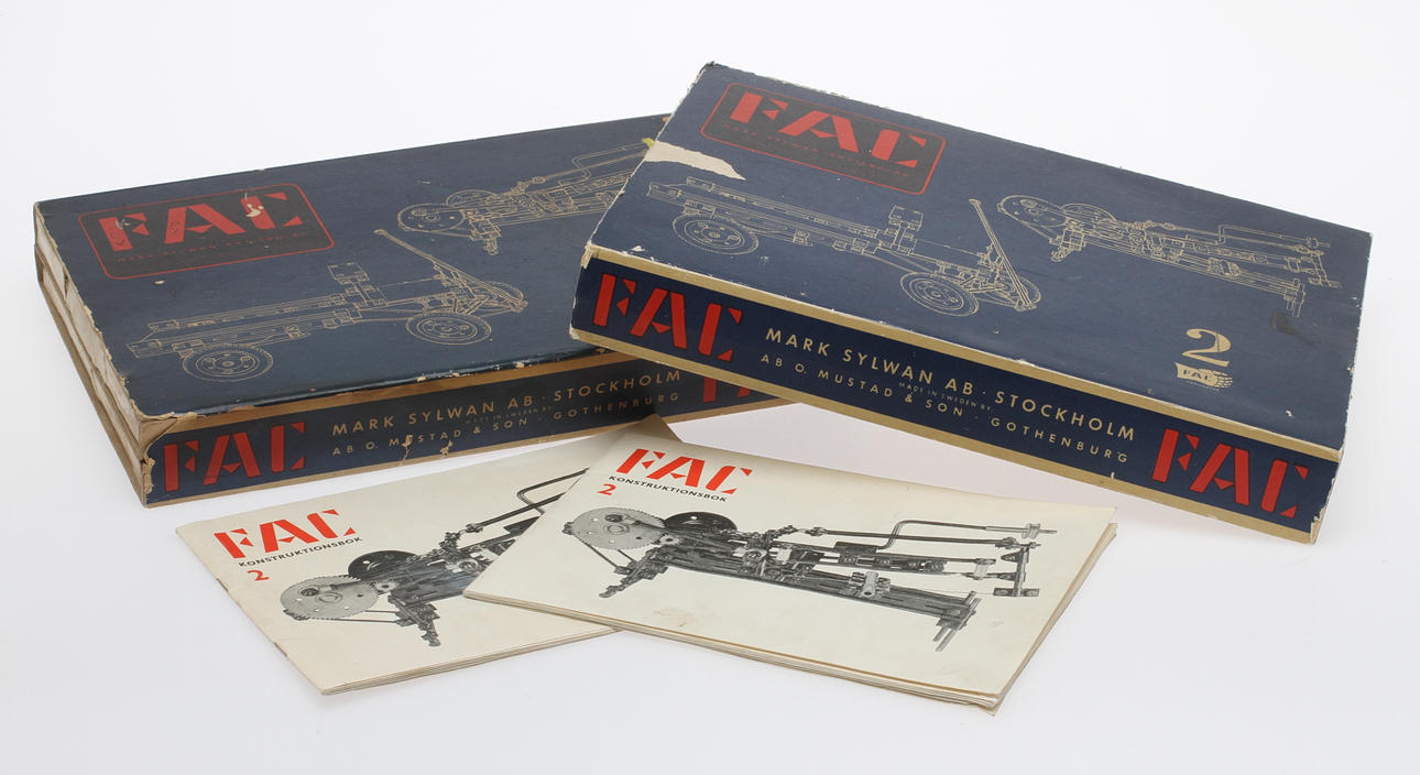 BYGGLÅDOR FAC 2. En tom och en med delar.