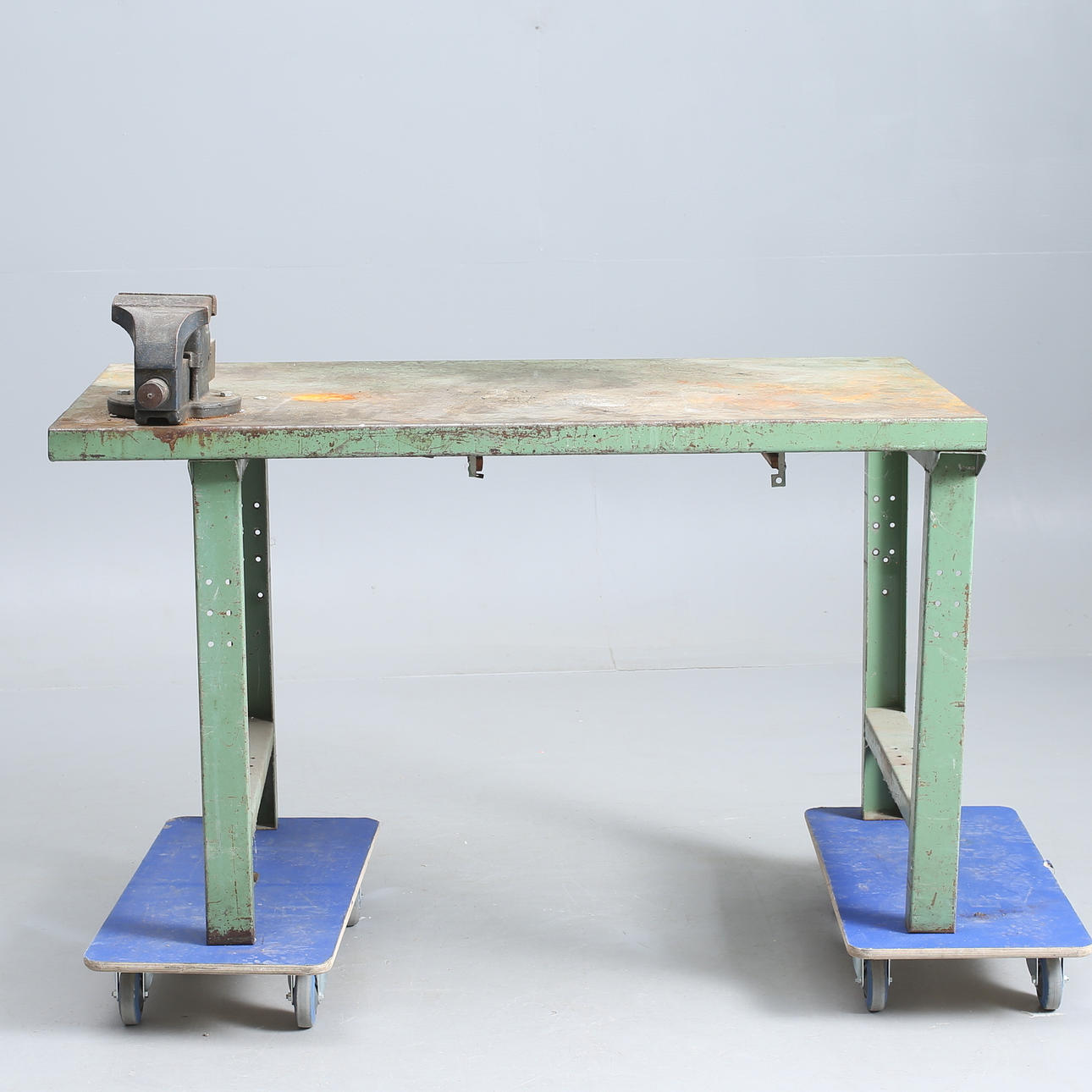 WORK/WELDING TABLE, screw-on vise.