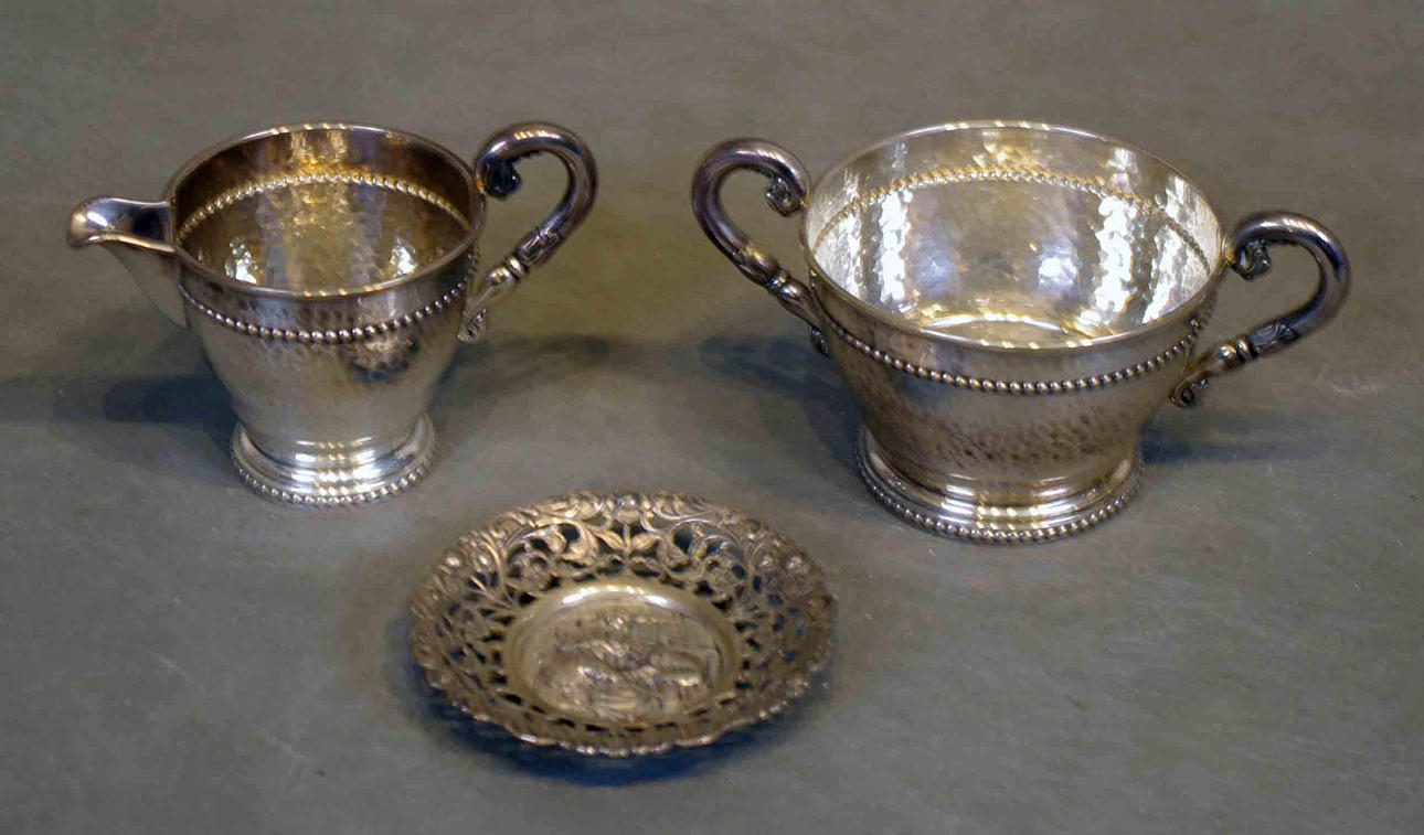 SOCKERSKÅL, GRÄDDKANNA SAMT FAT, utländskt silver.