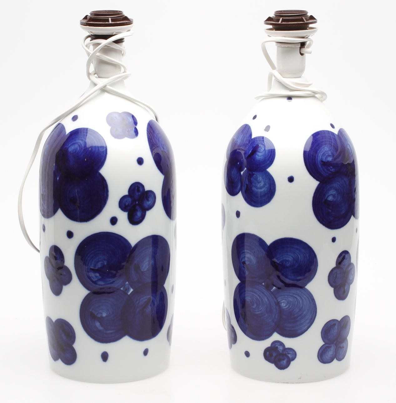 BORDLAMPOR, ett par. Sylvia Leuchovius för Rörstrand Ateljé.