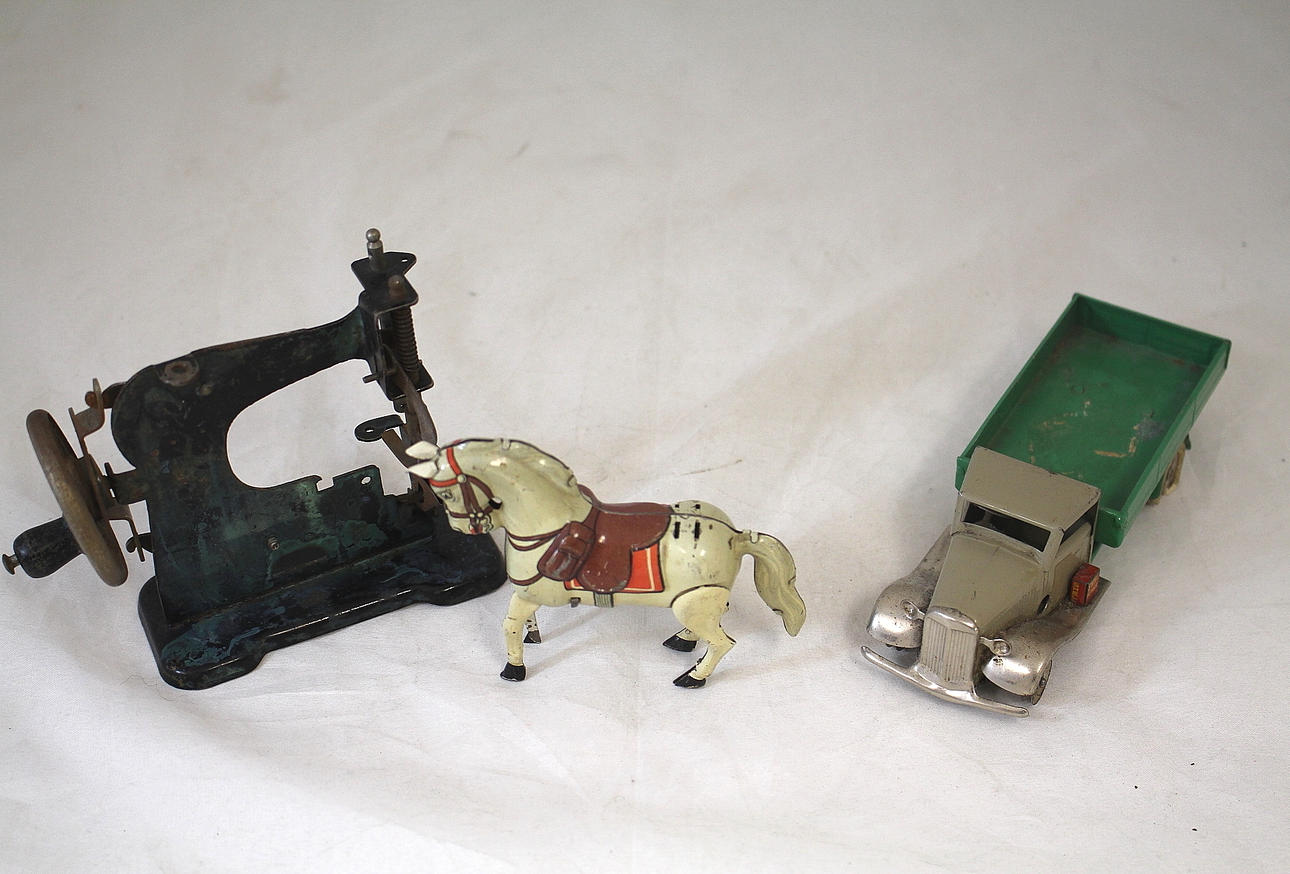 LEKSAKER, 3 delar, bil, häst, symaskin.