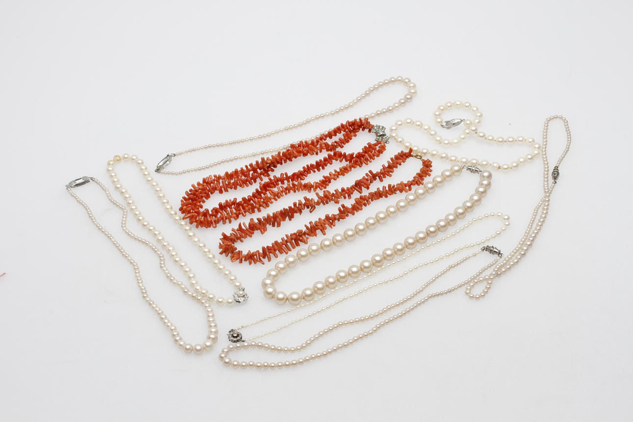 COLLER, 10 st, korall samt pärlor.