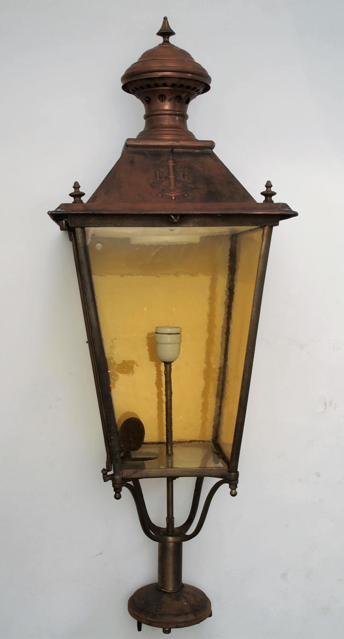 STOR UTOMHUSLYKTA I KOPPAR OCH MÄSSING.