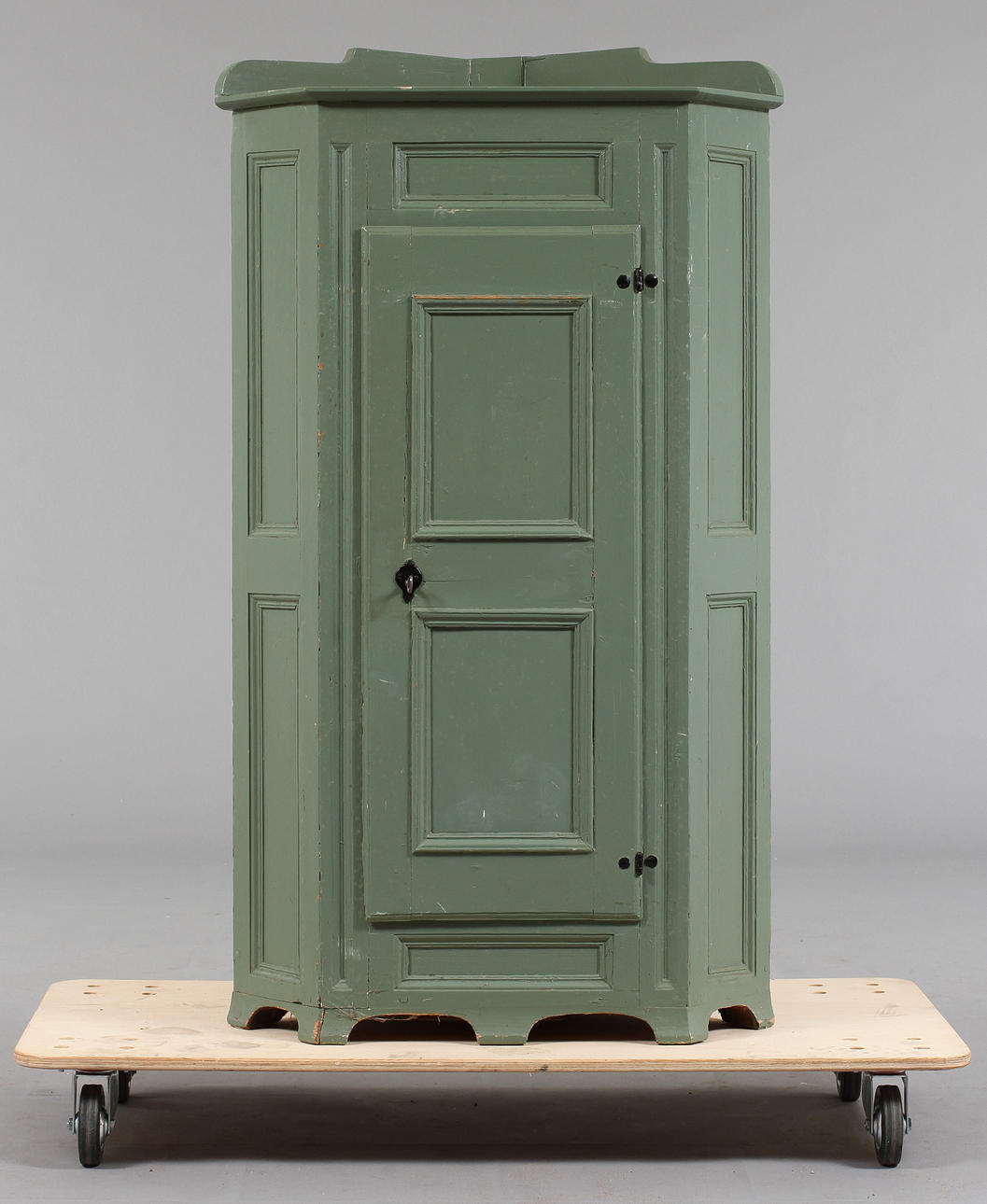 HÖRNSKÅP, omkring år 1800.