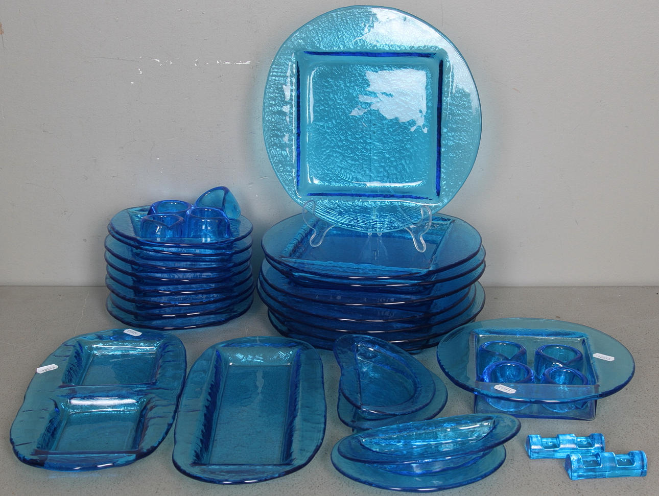 MATSERVISDELAR, 31 delar, blått glas, Lindshammar,1970-tal.