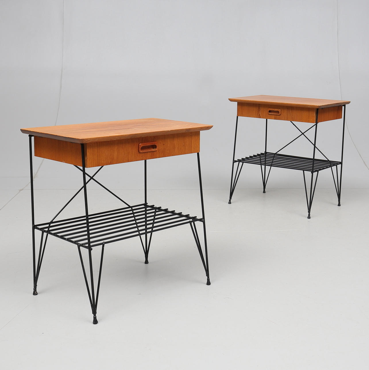 SÄNGBORD, 1 par, 1900-talets mitt.