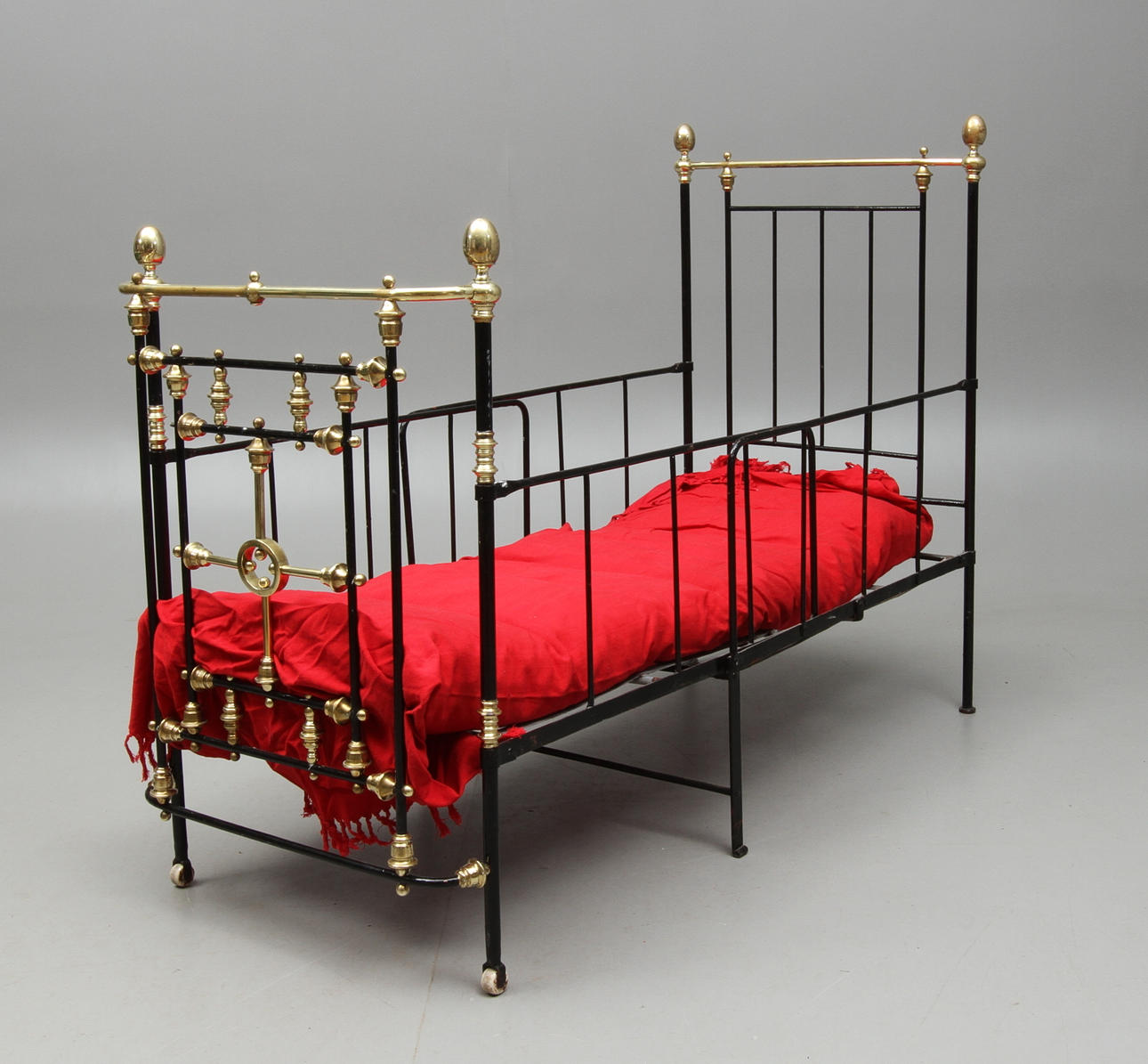 BARNSÄNG, järn och mässing, tidigt 1900-tal.