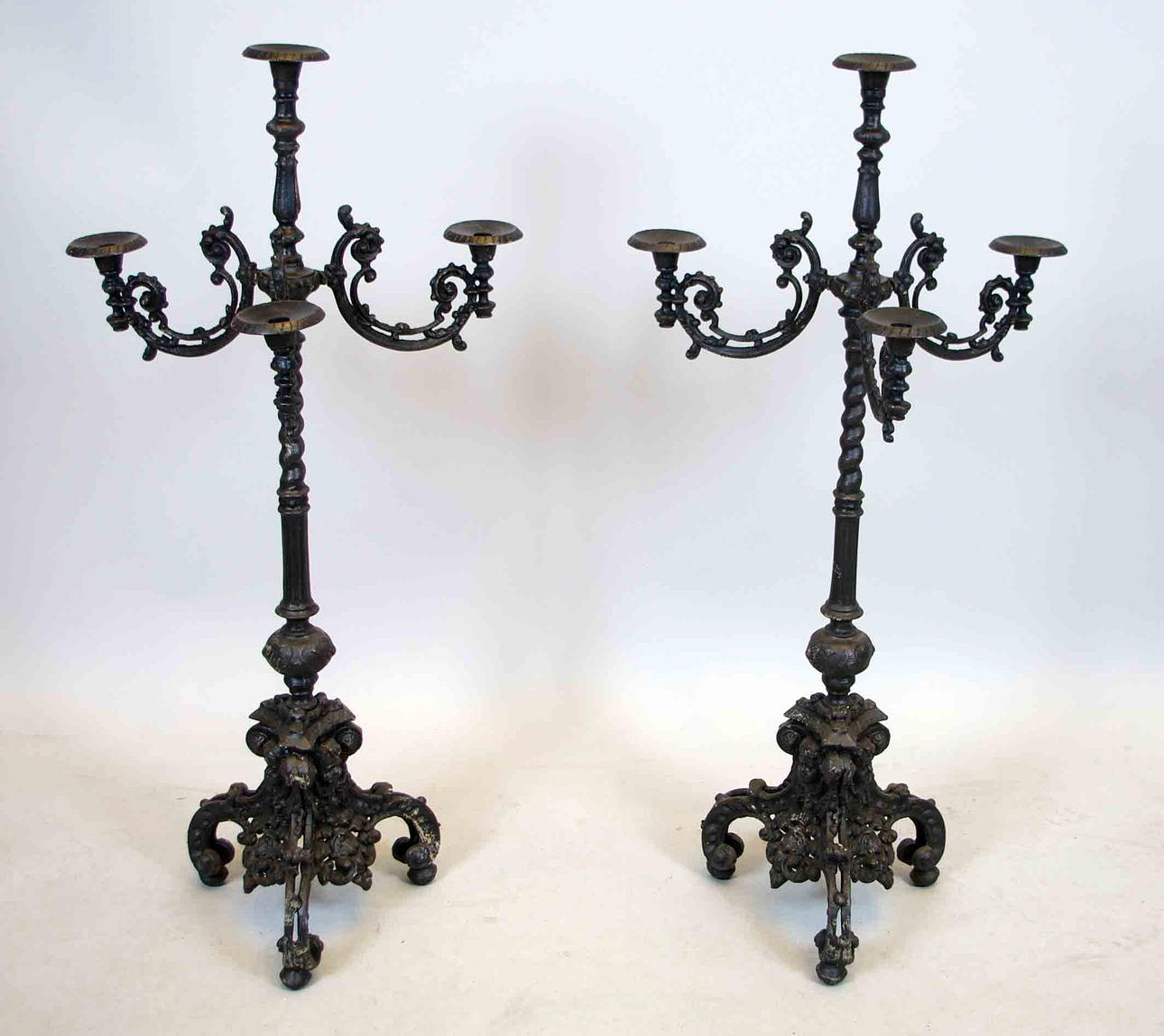 KANDELABRAR, 1 par 4-armade, gjutjärn, 2000-tal.