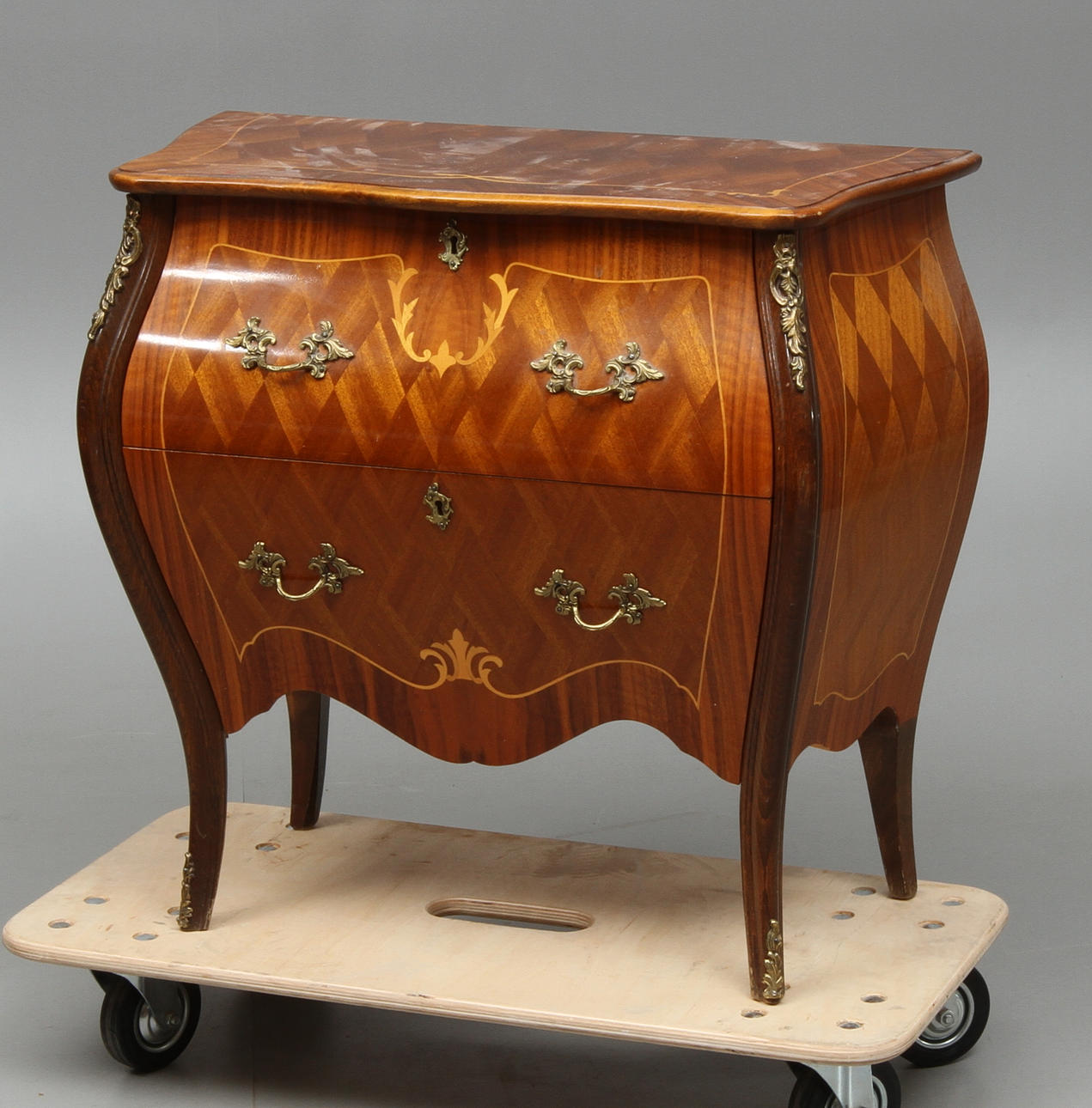 BYRÅ, rokokostil, 1900-tal.