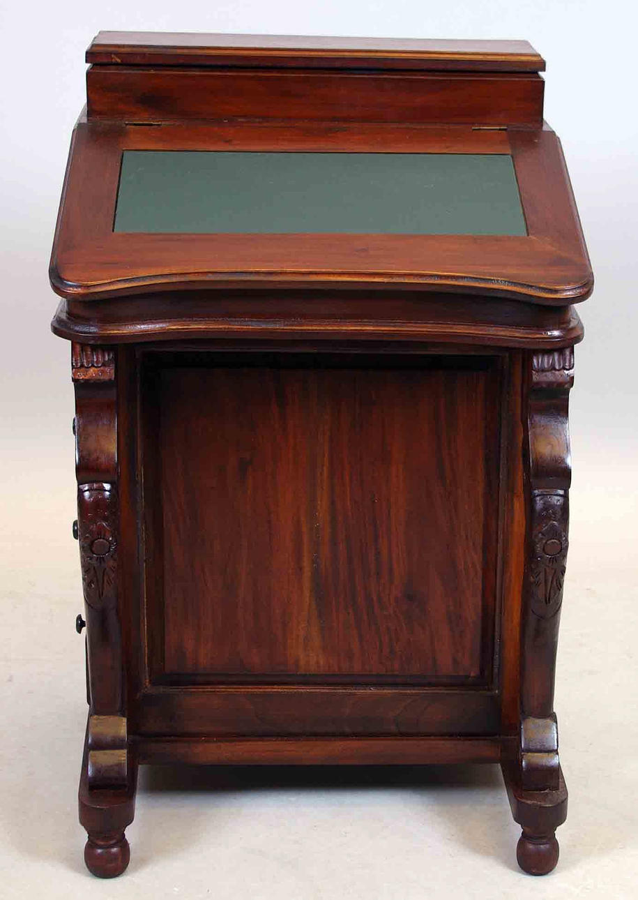 SKRIVPULPET, betsat trä med skinnskiva, 2000-tal.