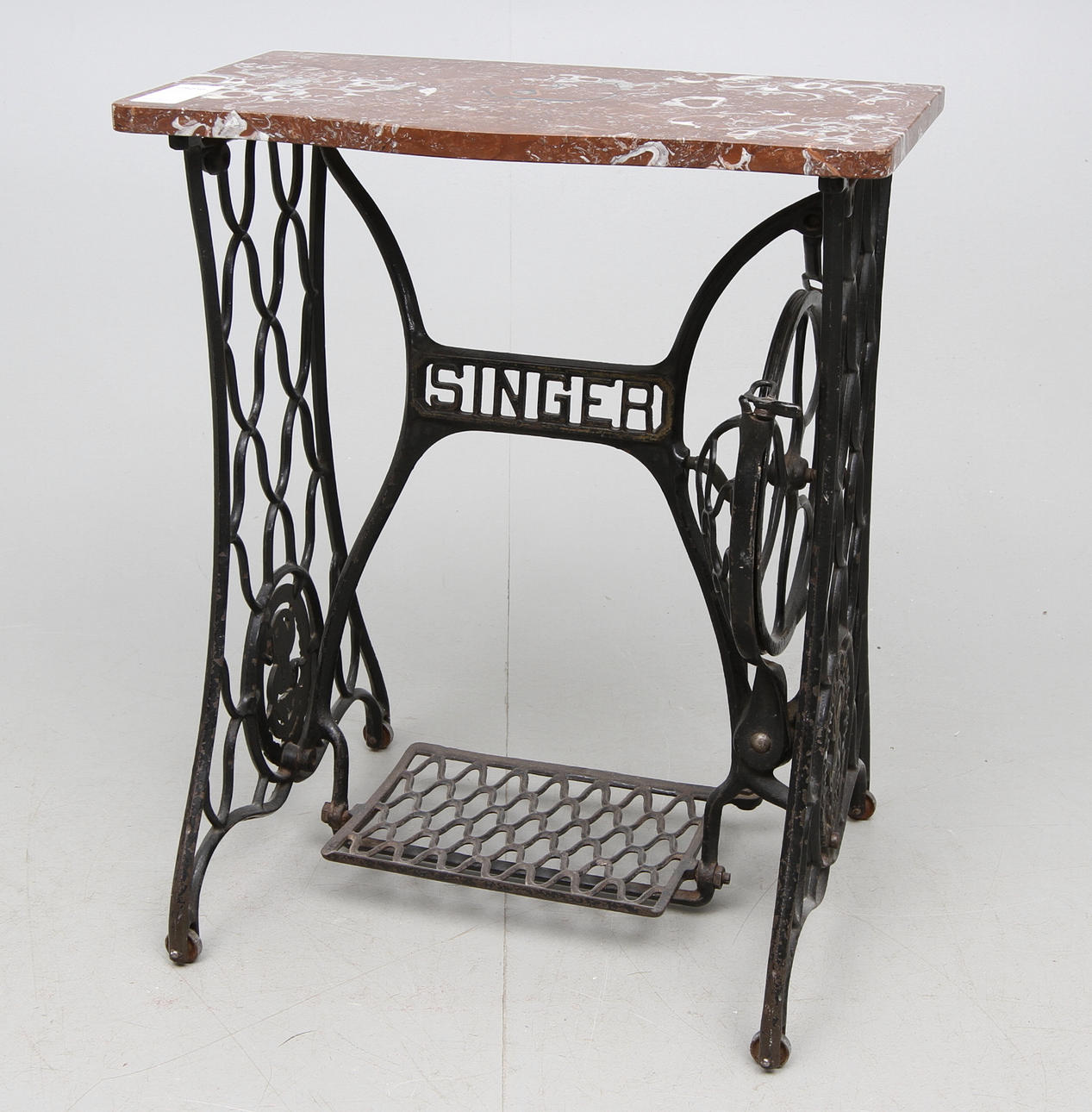 TRÄDGÅRDSBORD MED STENSKIVA.