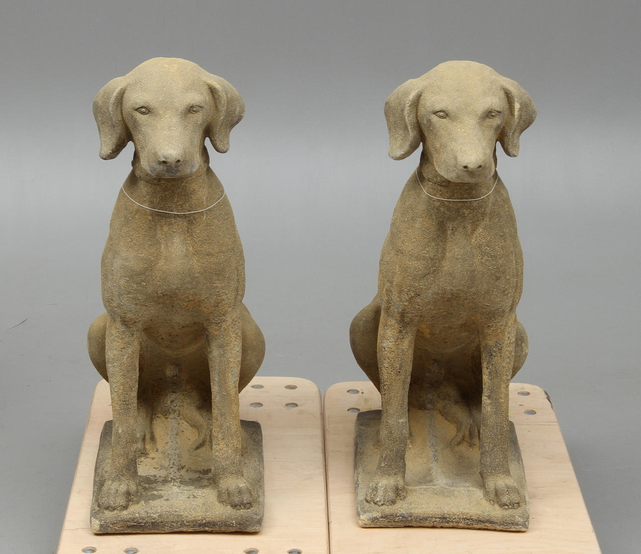 TRÄDGÅRDSSKULPTURER i form av hundar, 1 par, 2000-tal.
