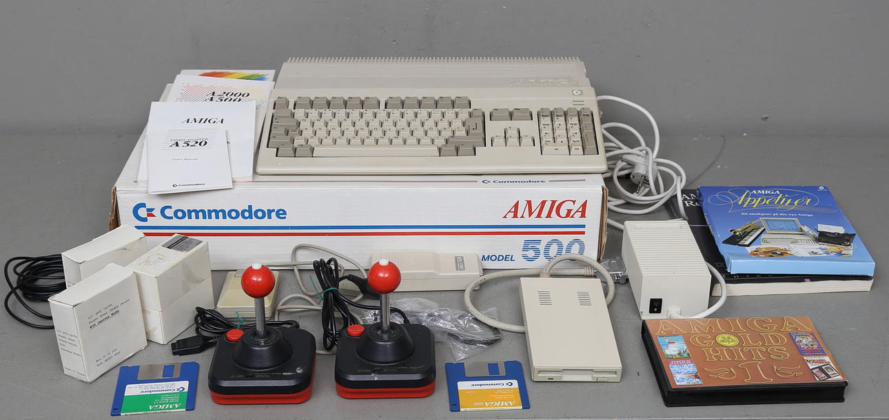 COMPUTER, Commodore, Amiga 500 with games and accessories.