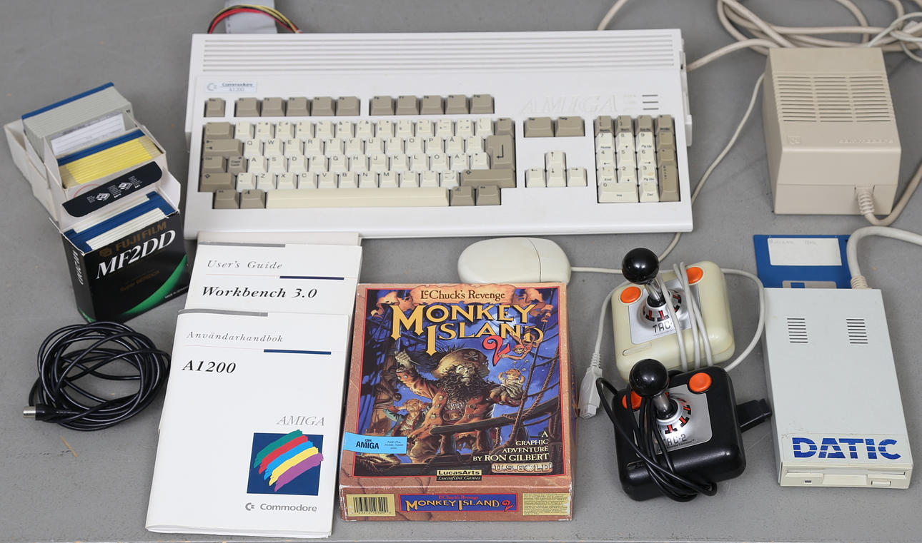 DATOR, Commodore, Amiga A1200, diverse spel och tillbehör.
