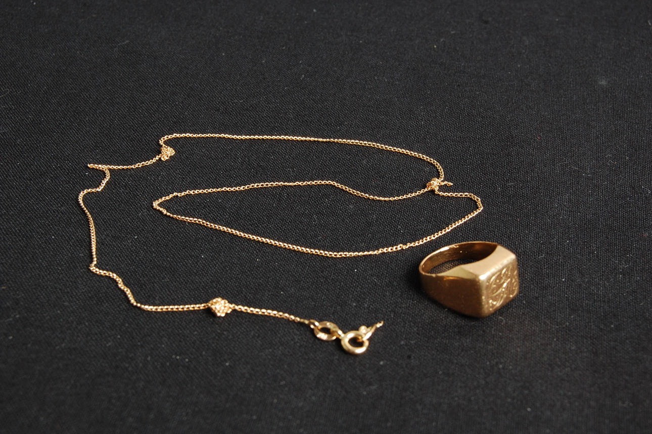 KLACKRING, KEDJA, 18 K guld, vikt 6 g.