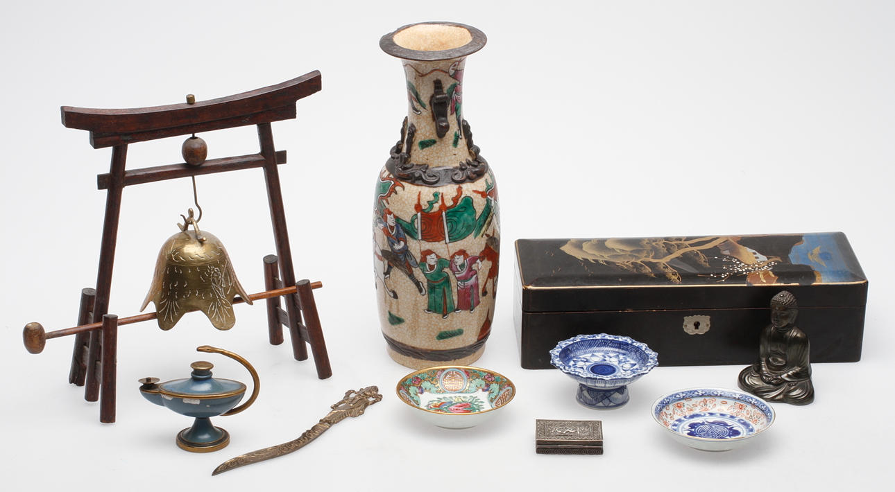 OSTINDISKA FÖREMÅL, 10 delar, metall, trä och porslin, bl.a. Kina och Indien, 1900-tal.