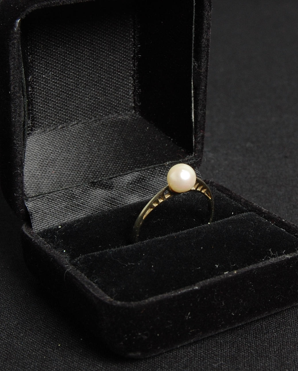RING, 18 K, vitguld, med pärla.