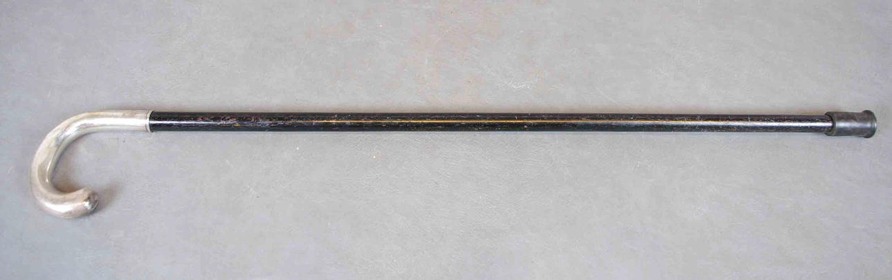 KÄPP med silverkrycka, längd 91 cm.