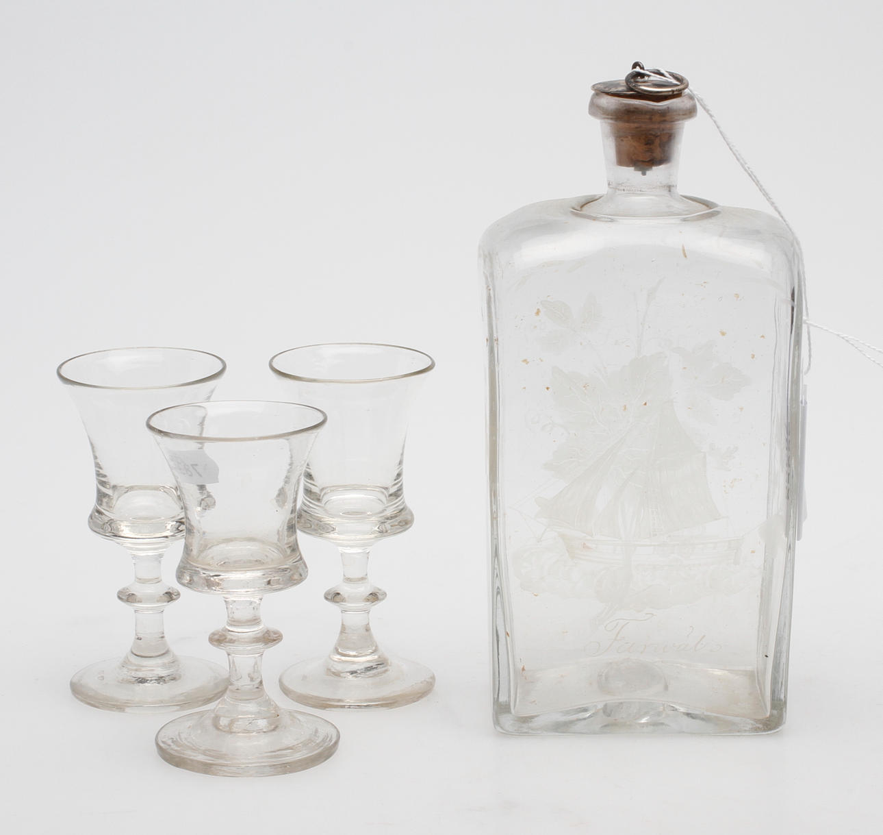 BRÄNNVINSFLASKA samt SNAPSGLAS, 4 delar, 1800-1900-tal.