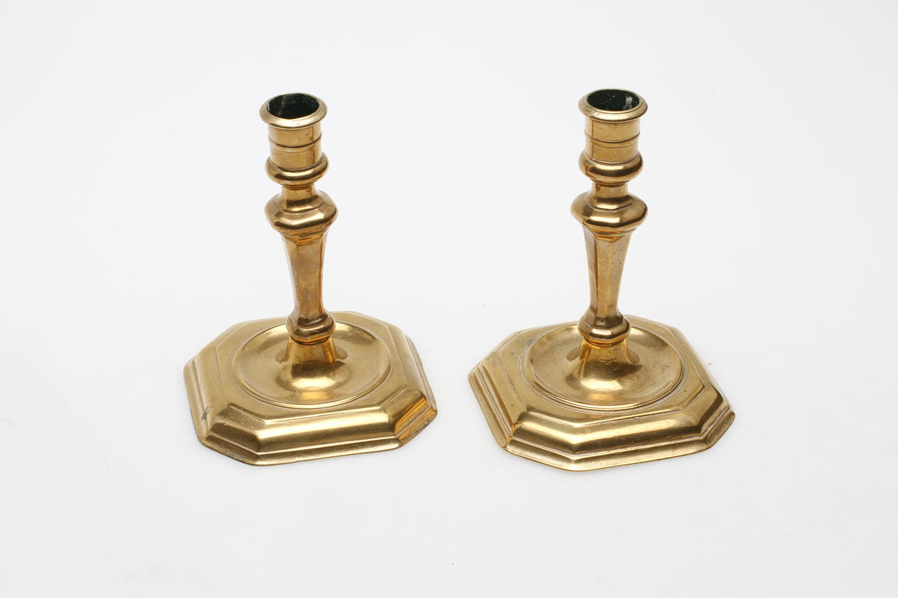 LJUSSTAKAR, ett par, mässing, senbarock, 1700-tal.