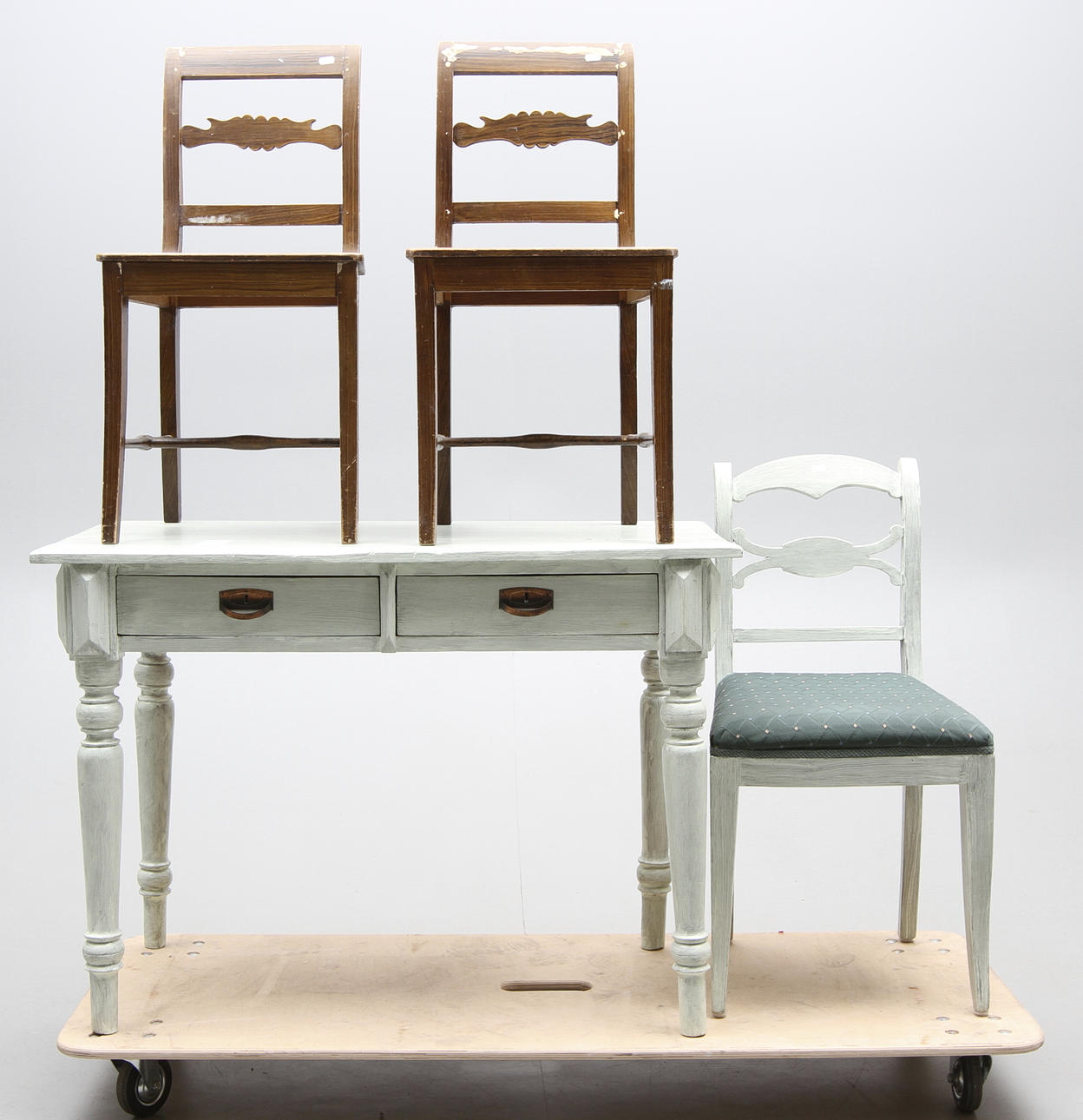 SKRIVBORD MED SKRIVSTOL SAMT 2 STOLAR.