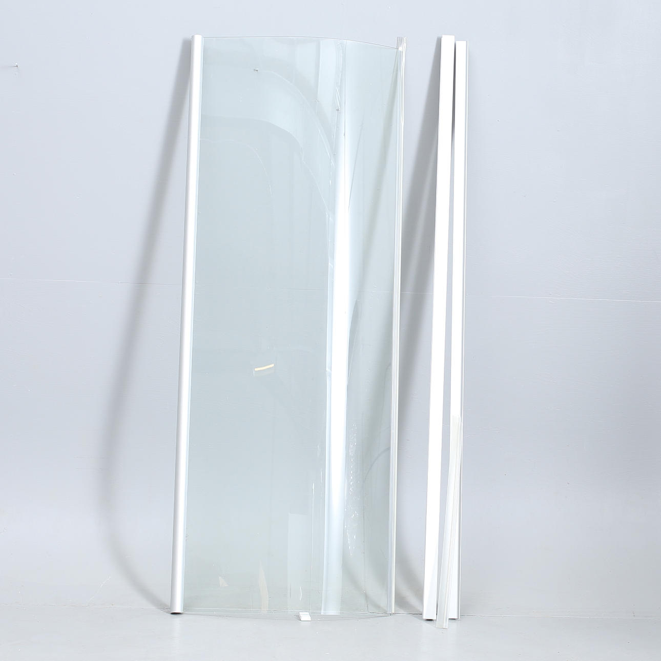 DUSCHVÄGG, Välvd form. monteringsskena.