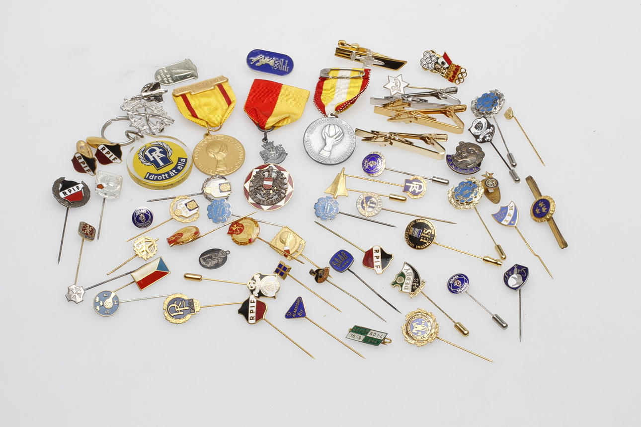 NÅLMÄKEN, bl.a. klubbnålar.