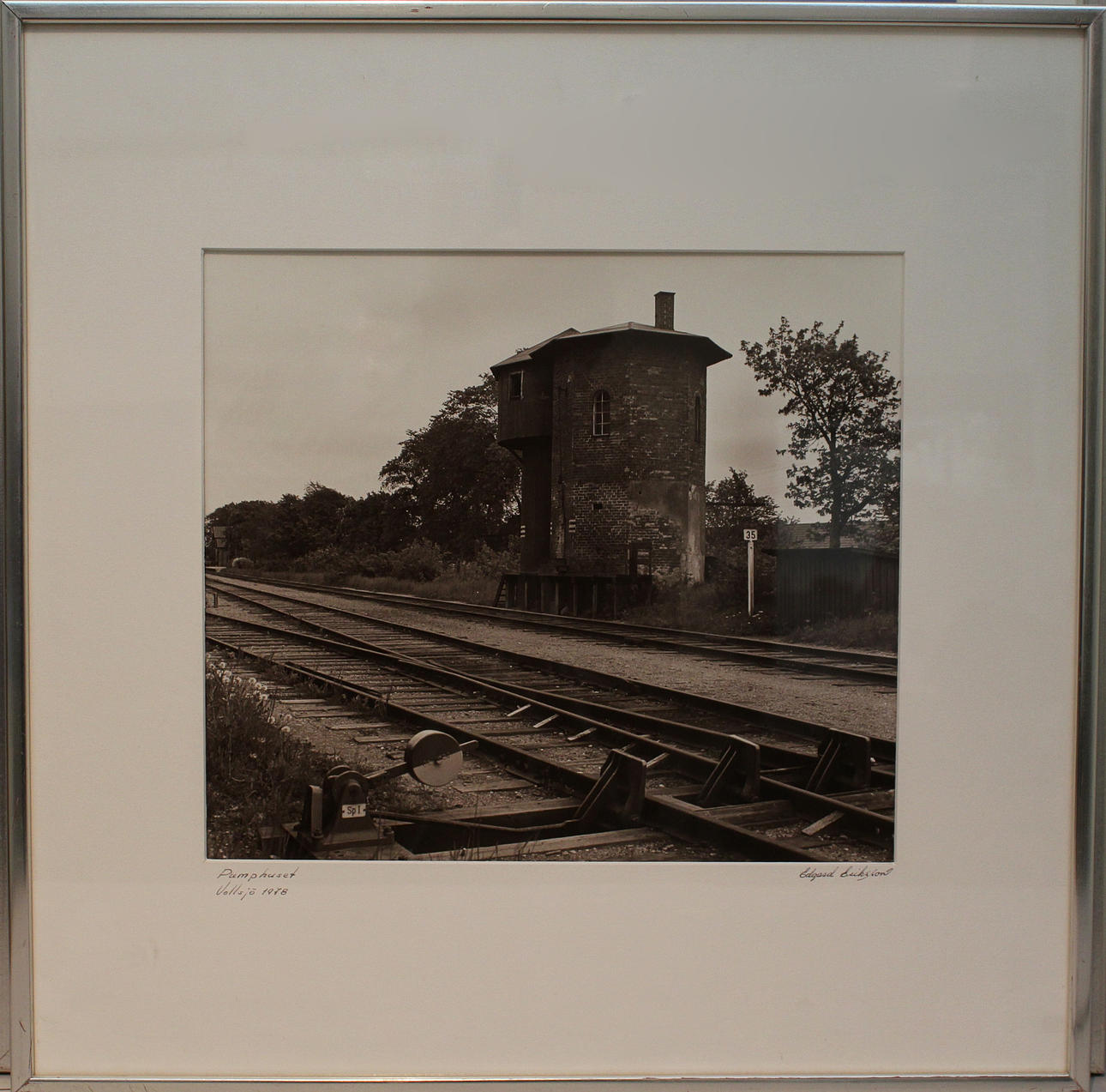 EDGARD ERIKSSON. "Järnvägsstationen, Vollsjö 1978" och "Pumphuset, Vollsjö 1978". Fotogarfier. Signerade.