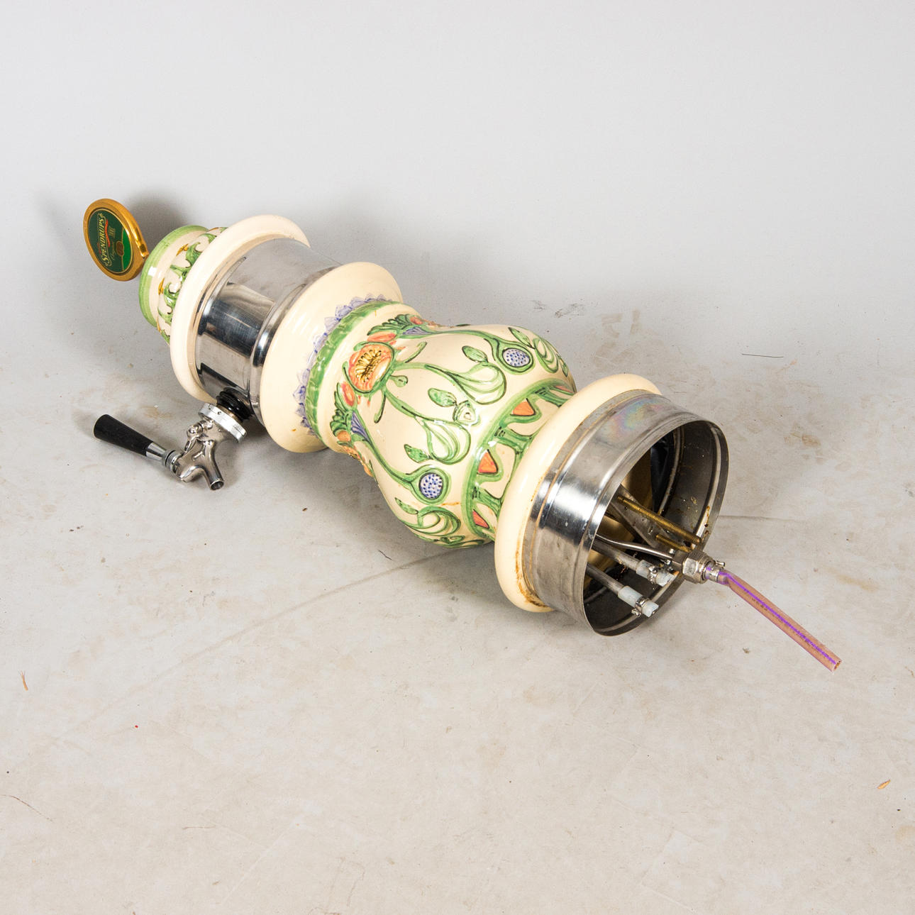 TAPPKRAN, majolika/metall, 1900-tal.