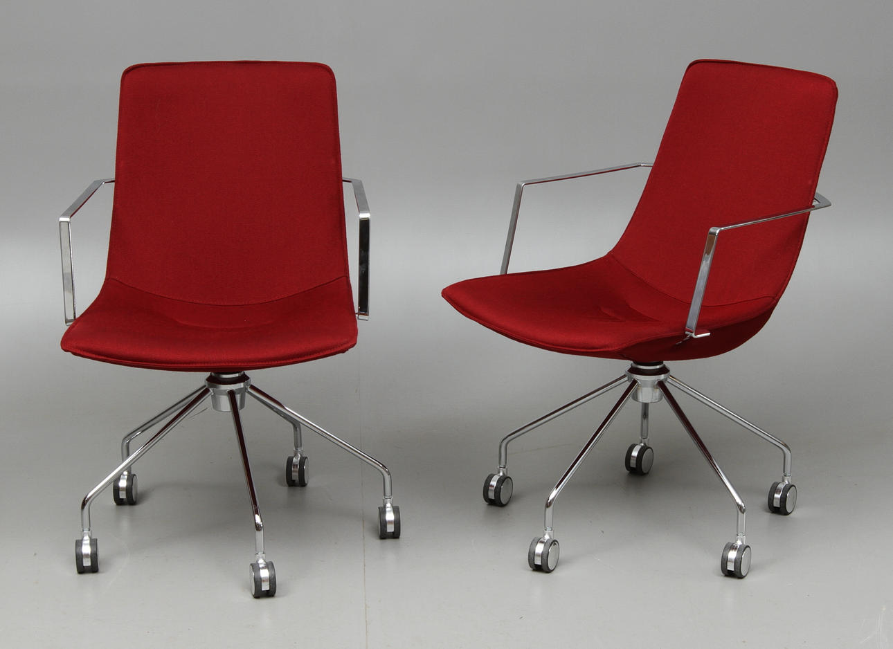 KARMSTOLAR, 1 par, "Comet", design Gunilla Allard, Lammhults.