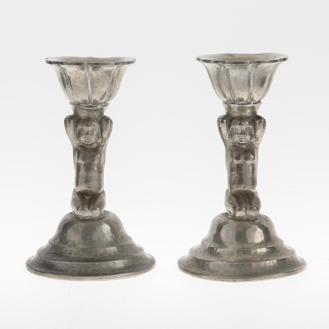 LJUSSTAKAR, ett par. Tenn, Einar Dragsted, Danmark. 1900-talets mitt.