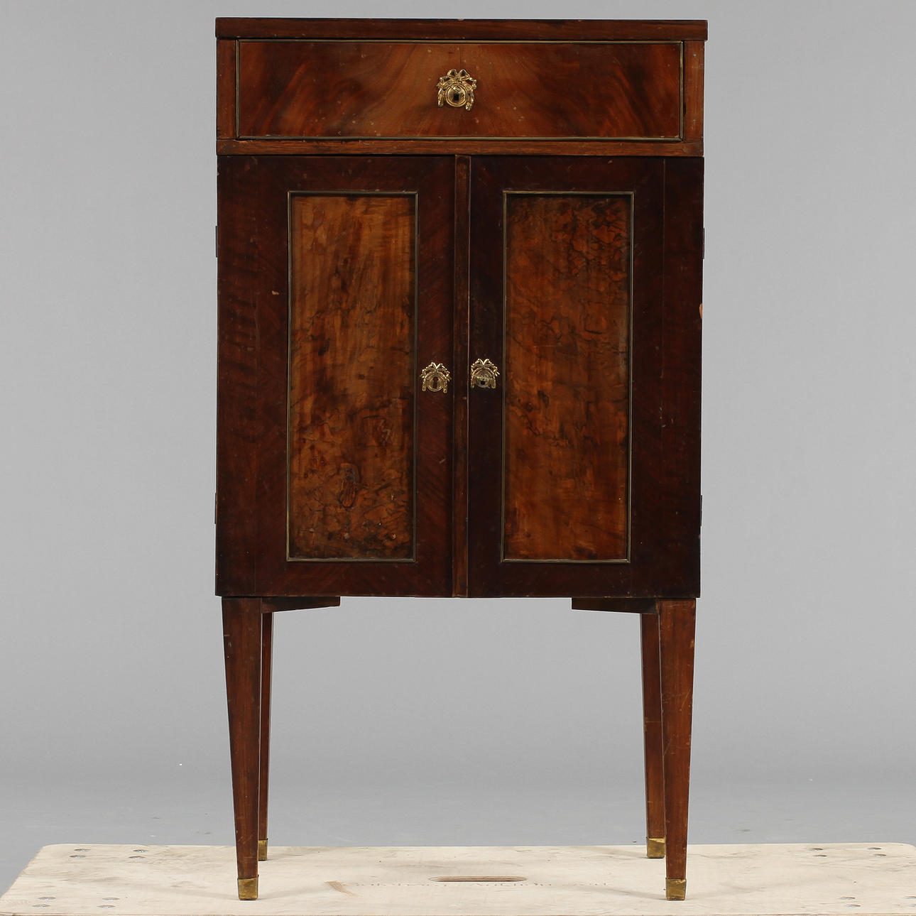 SKÅP, på benställning.