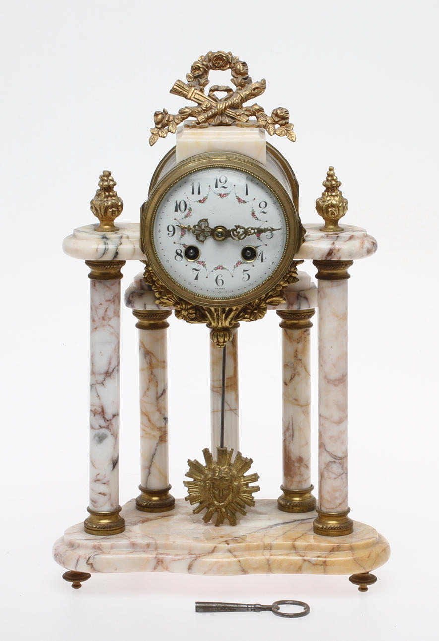 BORDSPENDYL, mässing och marmor, Louis XVI-stil, 1900-tal.