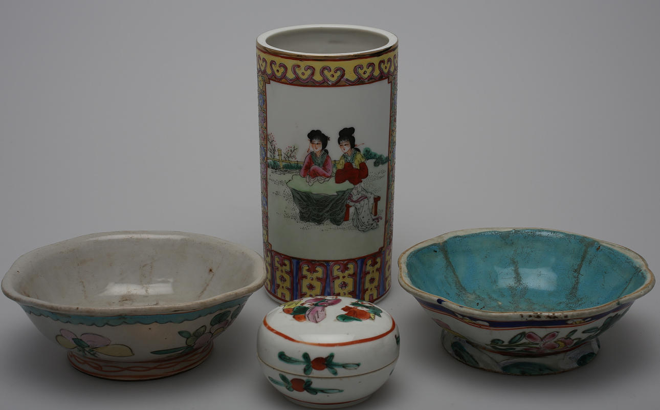 VAS, SKÅLAR OCH DOSA MED LOCK, 4 delar, Kina, 1800/1900-tal.