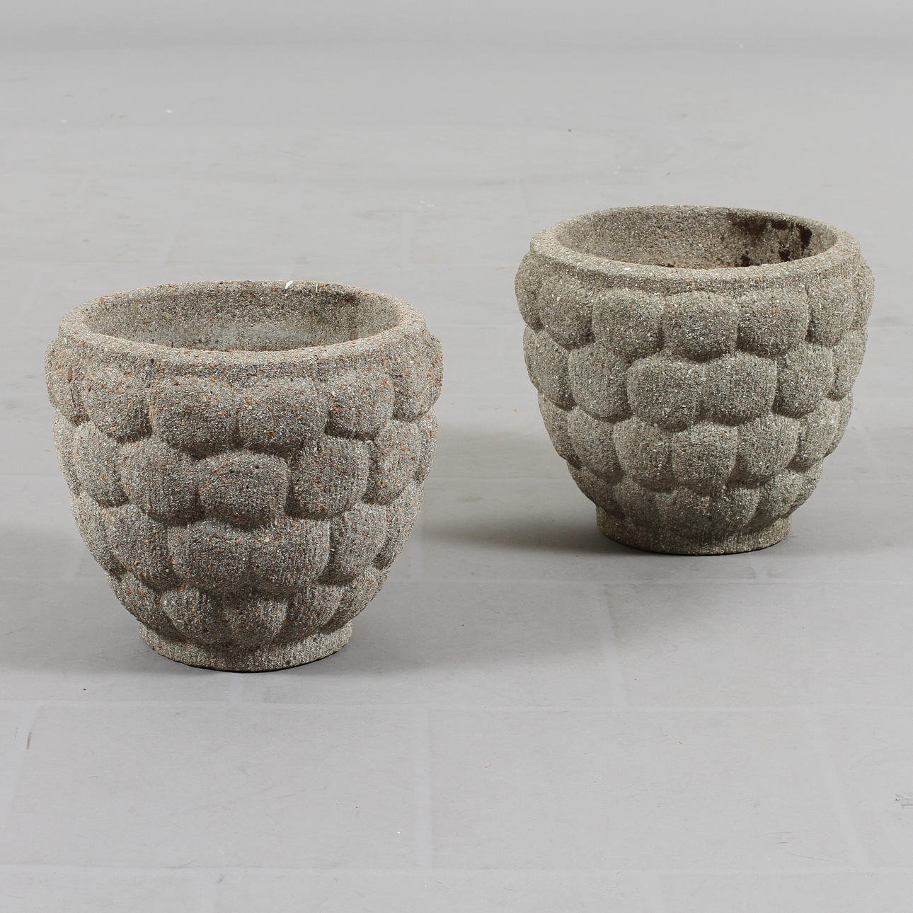 TRÄDGÅRDSURNOR, ett par. Gjuten stenmassa. 1900-talets första hälft.