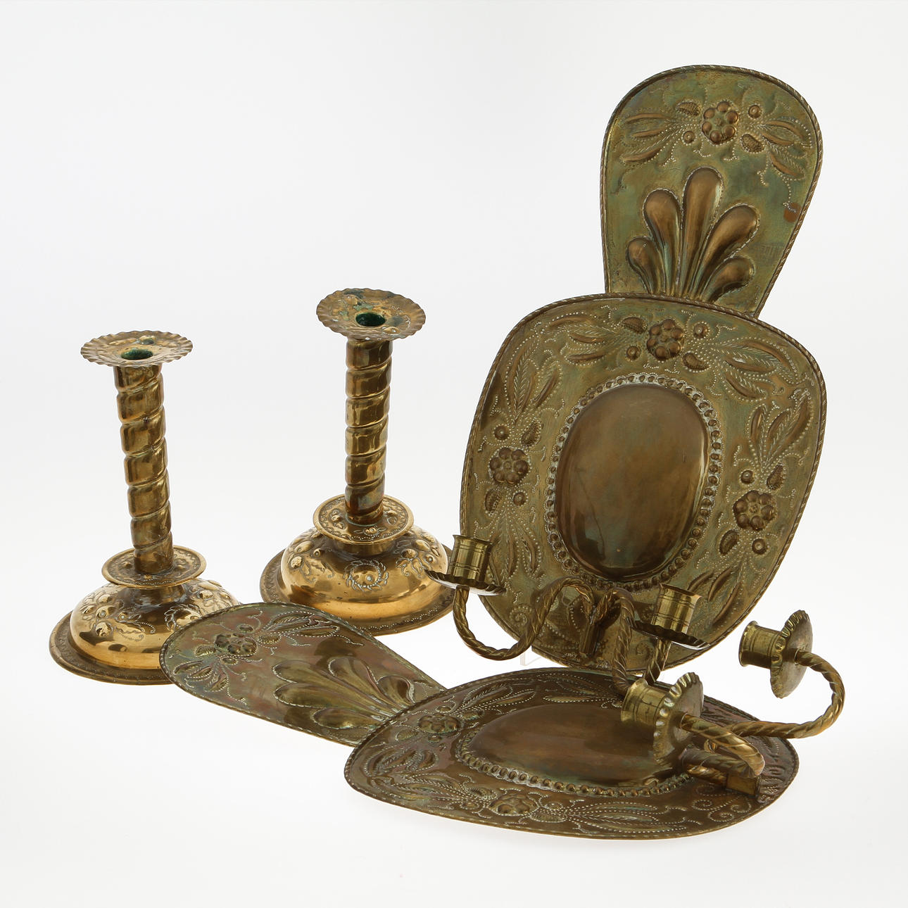 LJUSPLÅTAR, ett par samt LJUSSTAKAR, ett par. Barockstil. Mässing, 1900-talets första hälft.