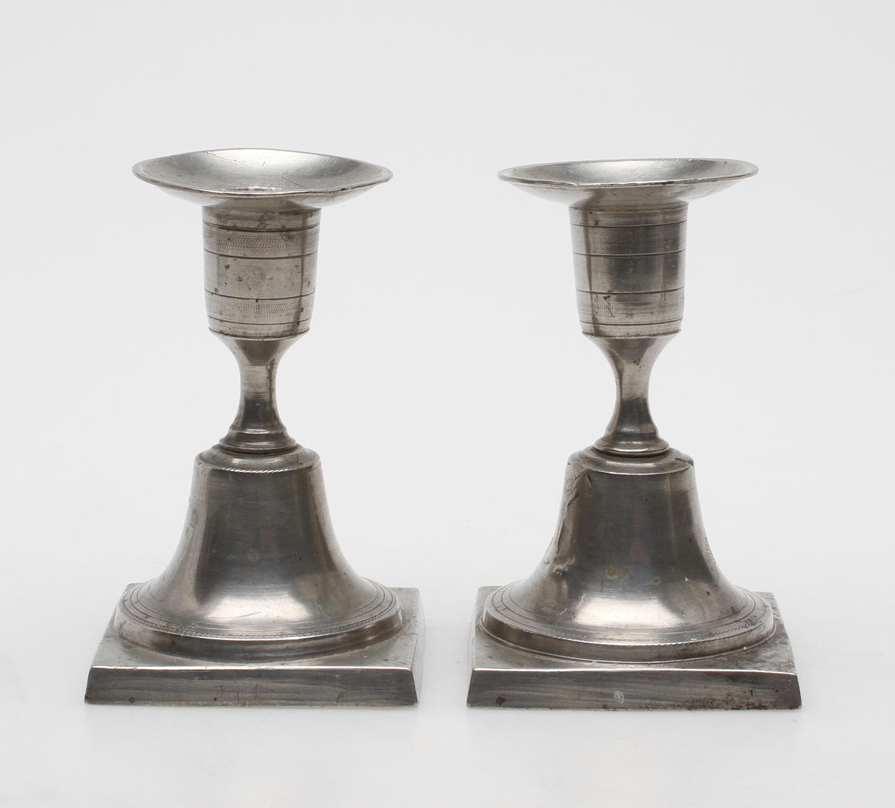 LJUSSTAKAR, ett par, tenn, 1800-tal.