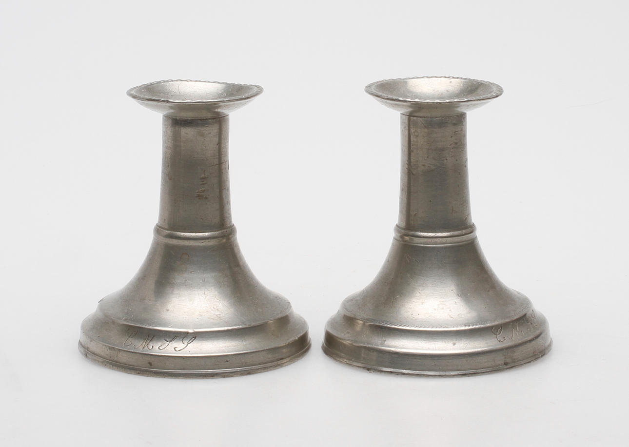 LJUSSTAKAR, ett par, tenn, sengustaviansk stil, 1800-tal.