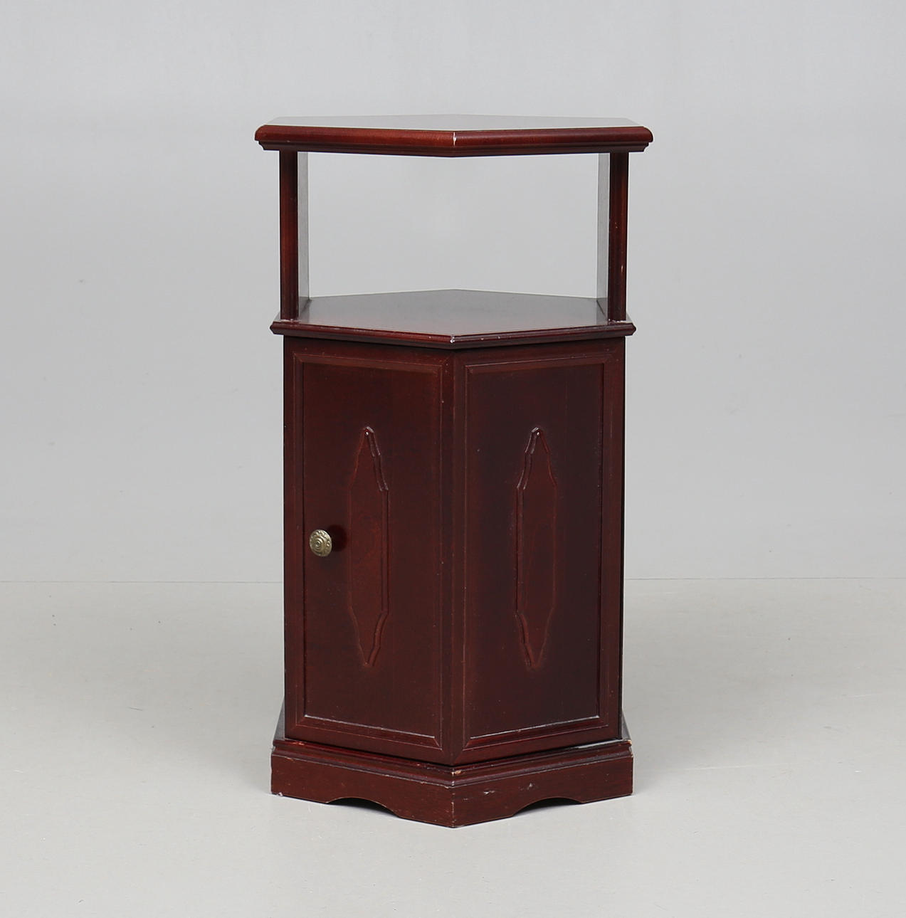 SKAB/PEDESTAL, engelsk stil, 20. århundrede.