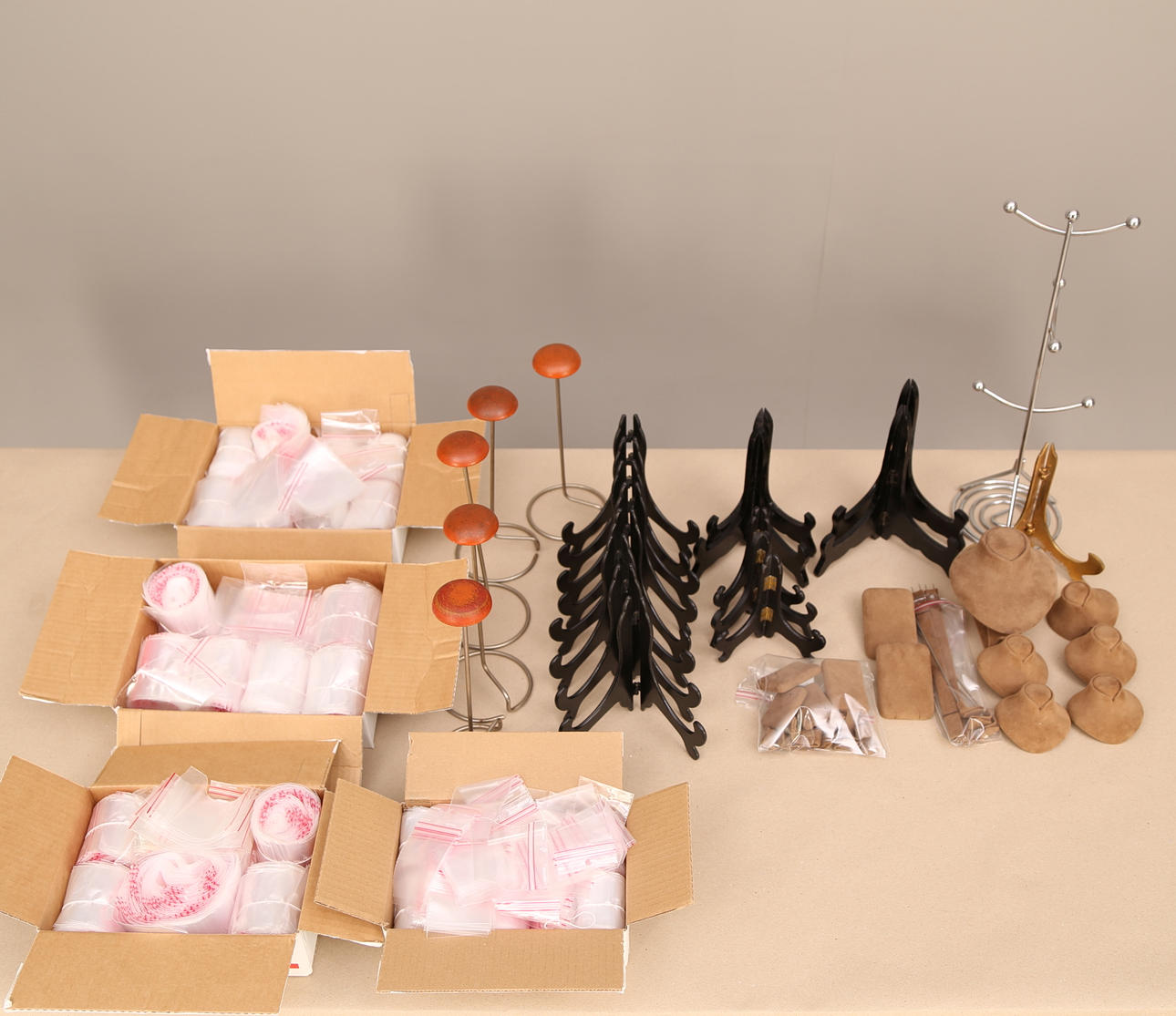 ETIKETTPÅSAR + HATTHÅLLARE + TALLRIKSSTÄLL + SMYCKESUTRUSTNING.