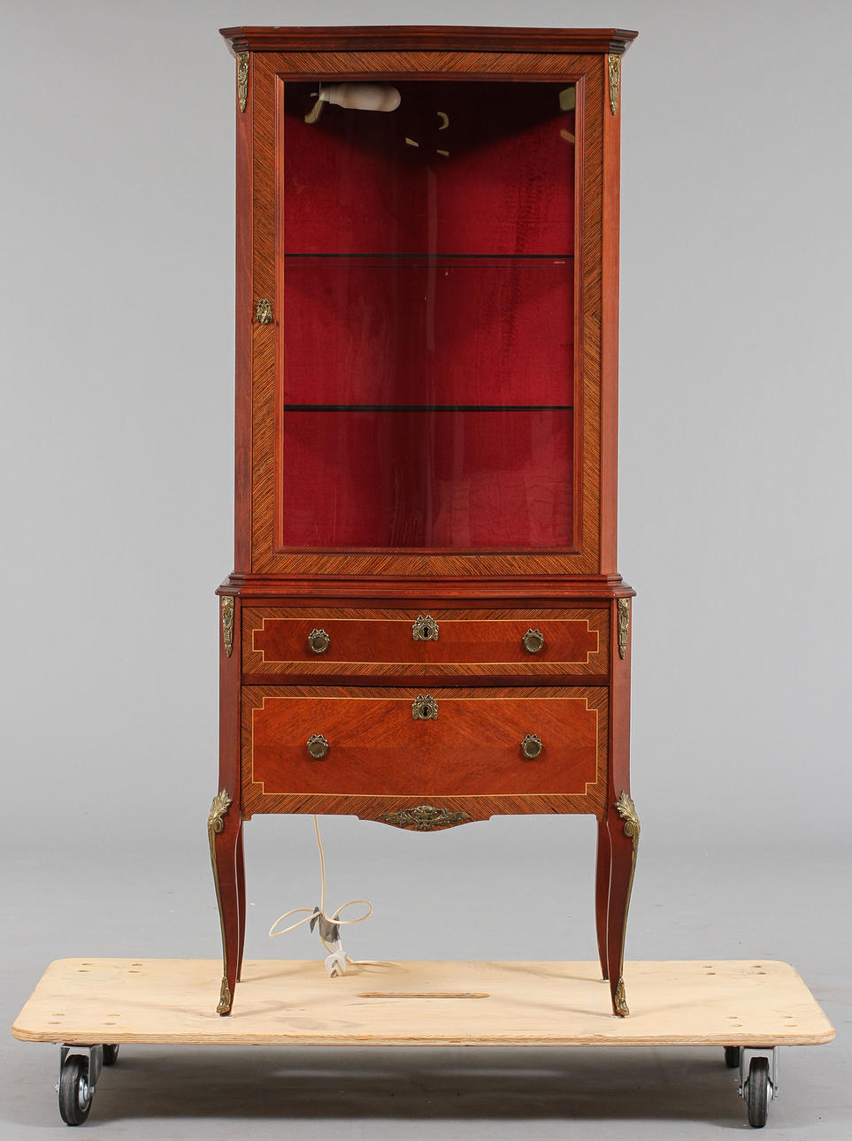 VITRINSKÅP, gustaviansk stil.