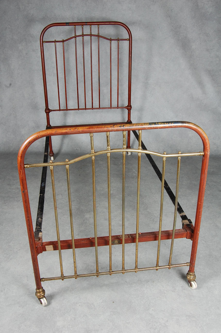 JÄRNSÄNG, originalmålad, märkt " Götaverken " 1900-talets första hälft.